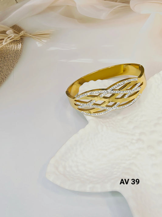Wave-inspired cutwork  Bracelet